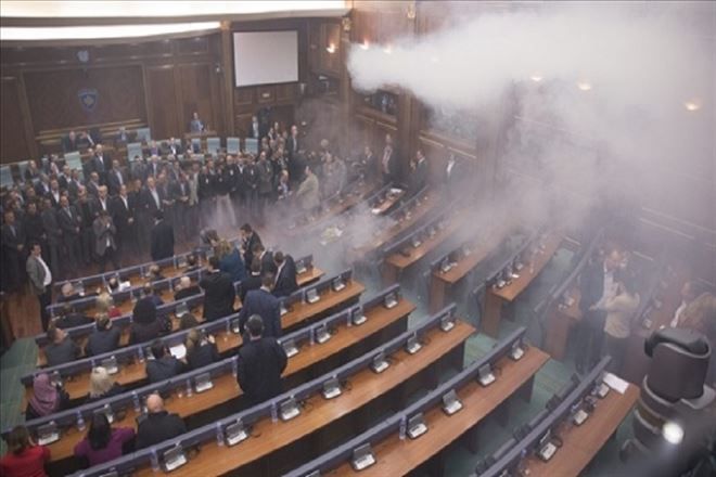 Kosova meclisi karıştı