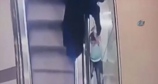 Yürüyen merdivende korkunç kaza
