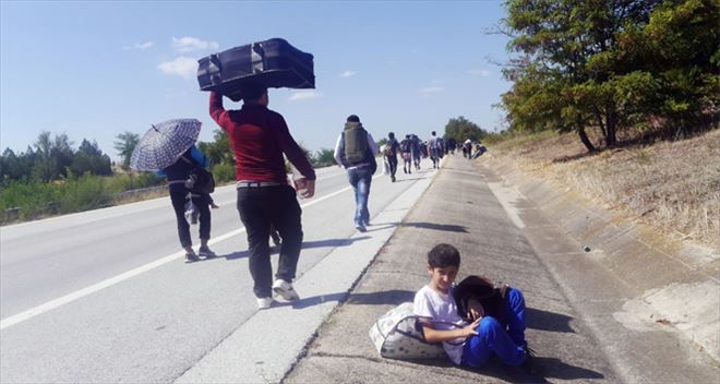 Suriyeliler Edirne´ye otobandan yürüyor