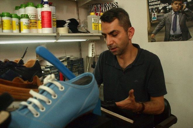 Şehit ve gazi ailelerinin ayakkabı ve çantalarını ücretsiz tamir ediyor