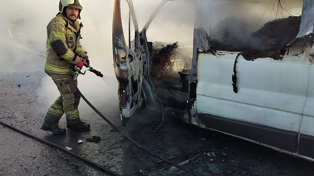 Bursa-Yalova karayolunda minibüs alev alev yandı