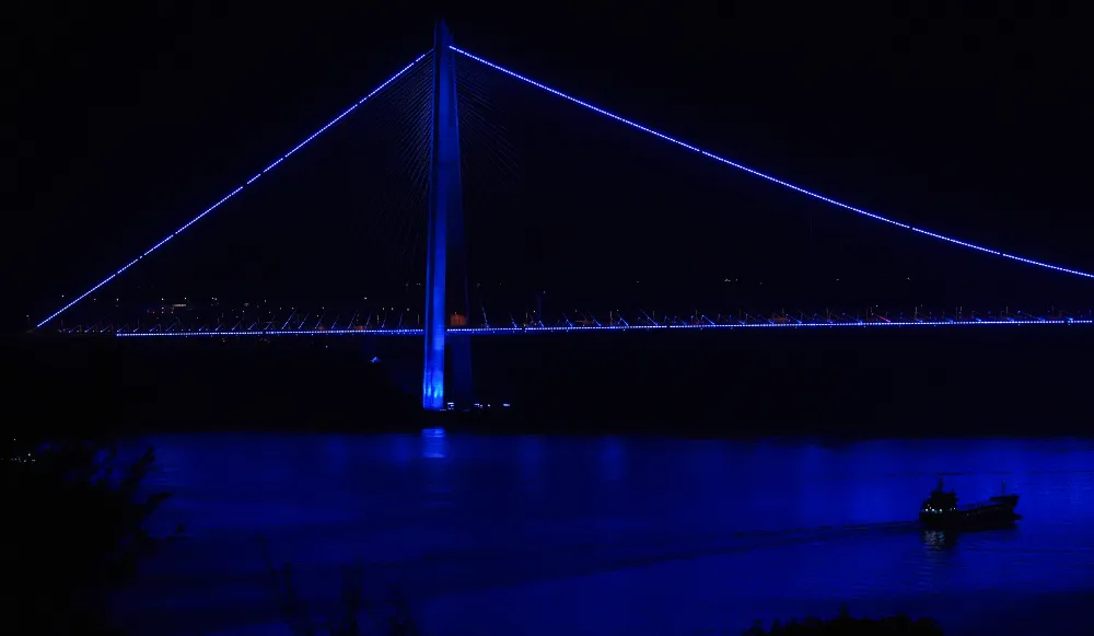 Yavuz Sultan Selim Köprüsü kolon kanseri farkındalığı için mavi renge büründü