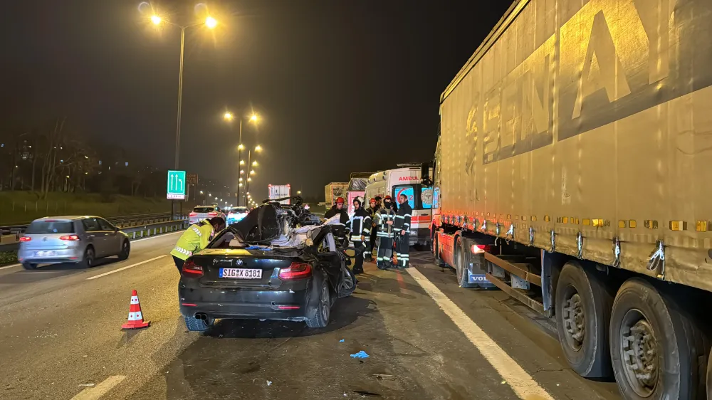 Anadolu Otoyolu’nda tıra çarpan otomobildeki 1 kişi öldü, 2 kişi yaralandı