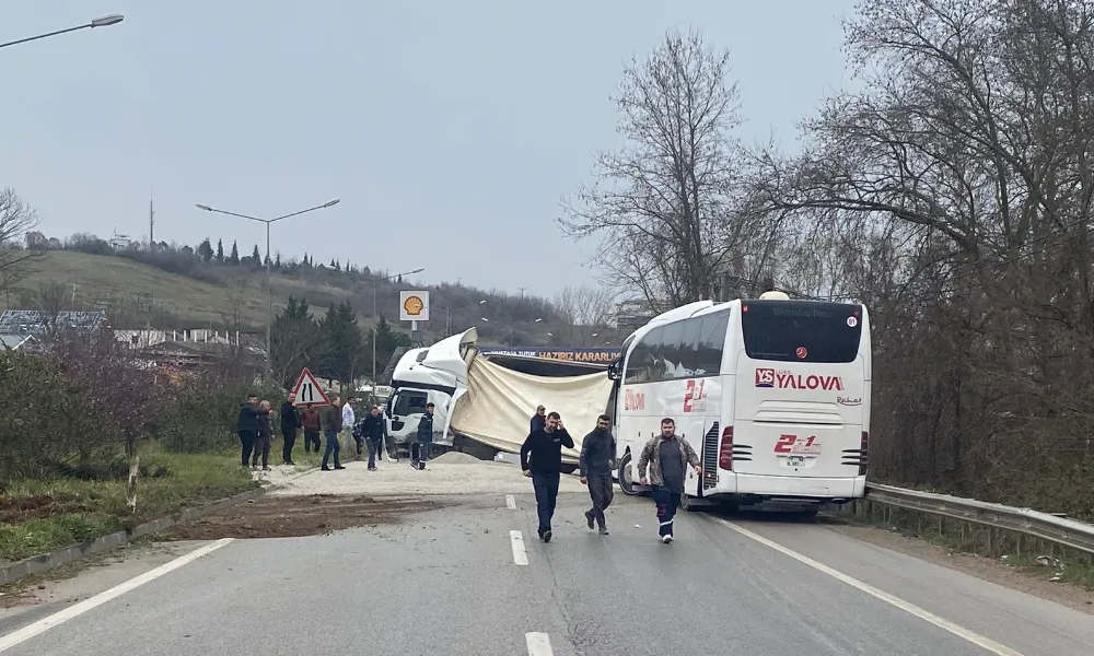 Yalova-Bursa kara yolunda devrilen tır ulaşımı aksattı