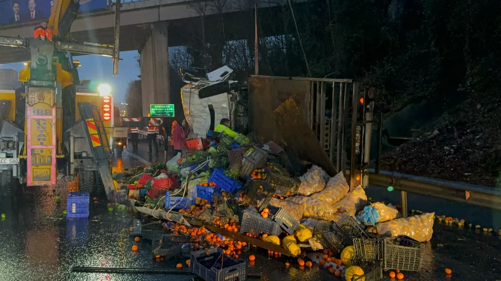Beykoz’da özel halk otobüsü ile sebze yüklü kamyon çarpıştı