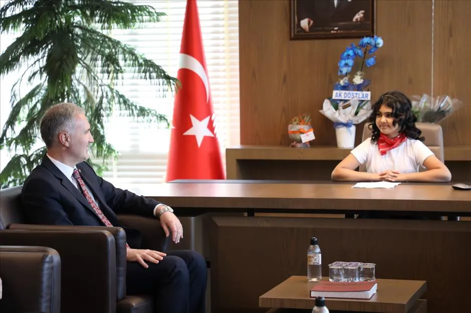 İnegöl Belediye Başkanı Alper Taban,  makamını öğrenci Ayşe Zehra Uslu