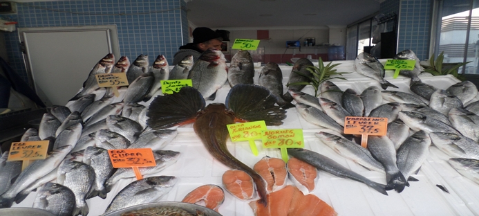 Düşmeyen balık fiyatları alıcısını azalttı