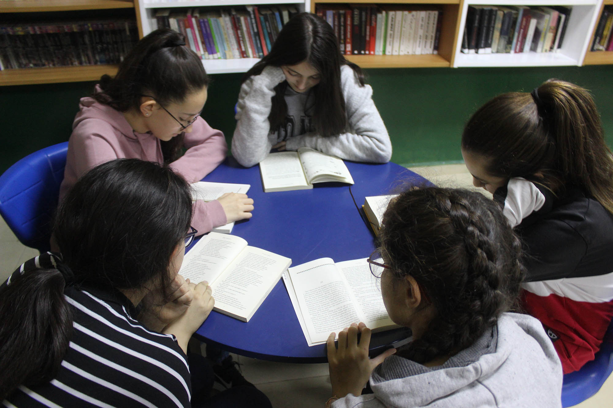 Bölgedeki idareciler öğrencilerle kitap okuyor