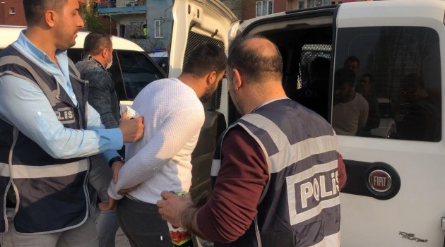 Bursa`da sokağa çıkmayın diye uyarıya giden polise saldırdı