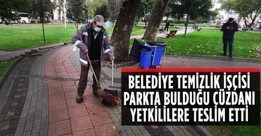 Belediye temizlik işçisi parkta bulduğu cüzdanı yetkililere teslim etti