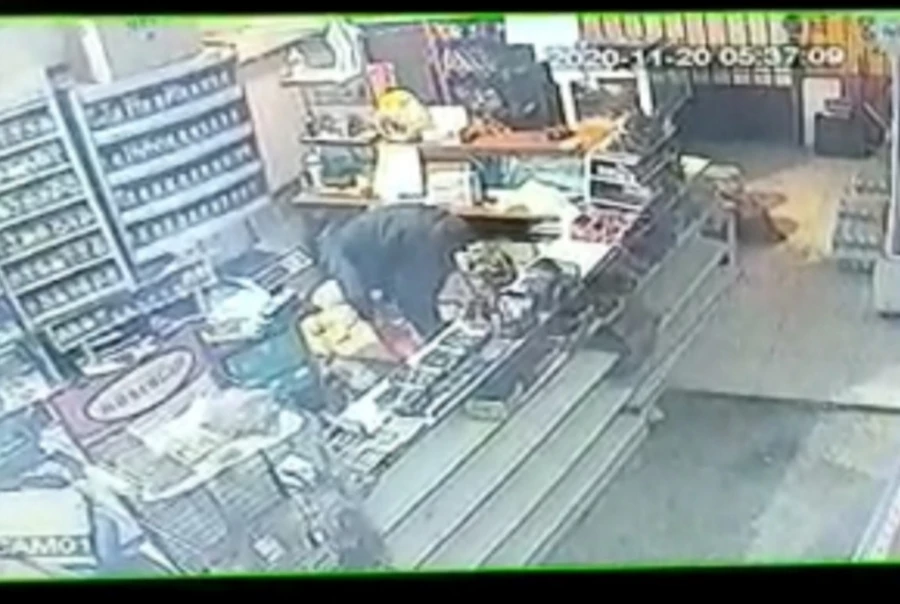 Marketten hırsızlık şüphelisi kamerada
