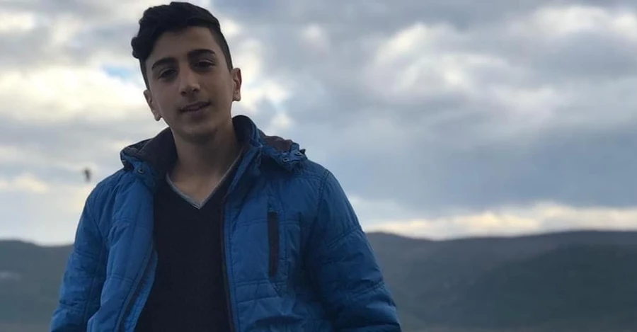İkiye bölünen otomobilin sürücüsü ve arkadaşı hayatını kaybetti     