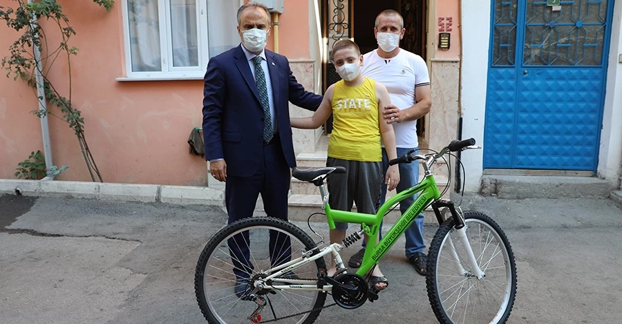 Başkan Aktaş’tan lösemi hastası Murat’a bisiklet    