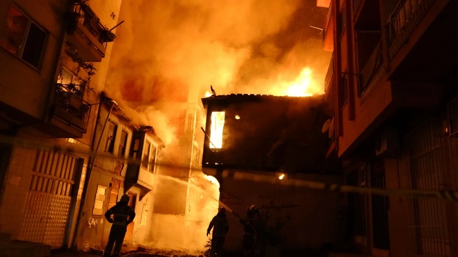 İki katlı iki metruk binada çıkan yangın mahalleliyi korkuttu