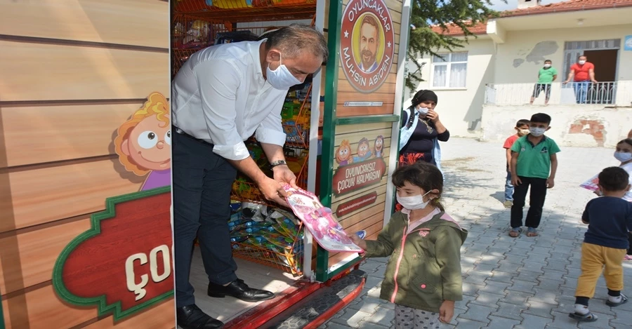 Köy köy dolaşıp çocuklara oyuncak dağıtıyor