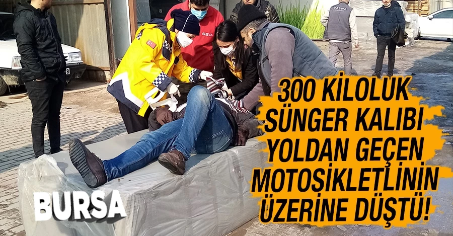 300 kiloluk sünger kalıbı yoldan geçen motosikletlinin üzerine düştü