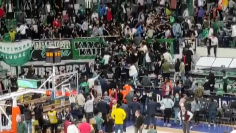 Bursaspor - Beşiktaş maçında taraftarlar arasında kavga