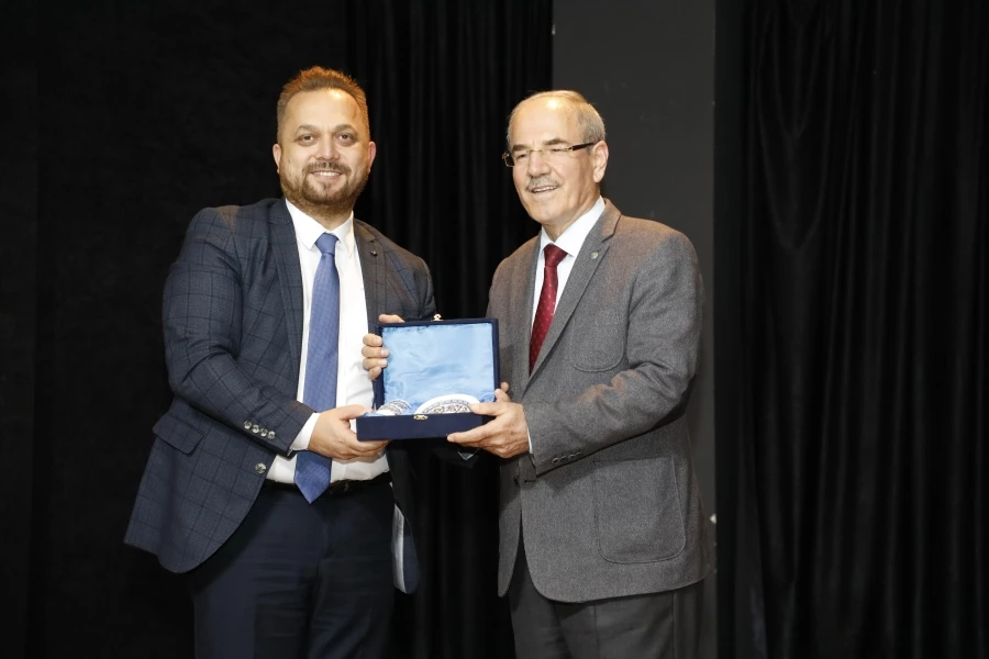 Huzurlu aile mutlu gençlik seminerlerinin finalini Halit Ertuğrul yaptı