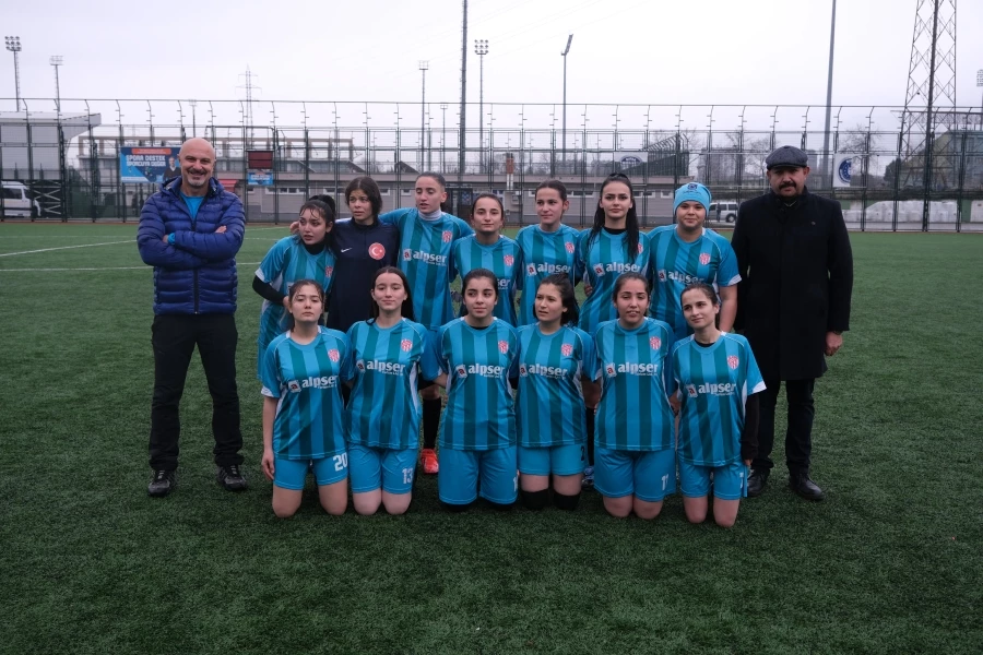 Yıldırım Mesleki ve Teknik Anadolu Lisesi kız futbol takımı Bursa Şampiyonu