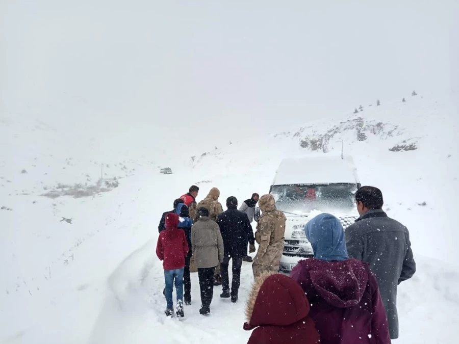 Kar ve tipide mahsur kalan 20 öğrenci kurtarıldı   