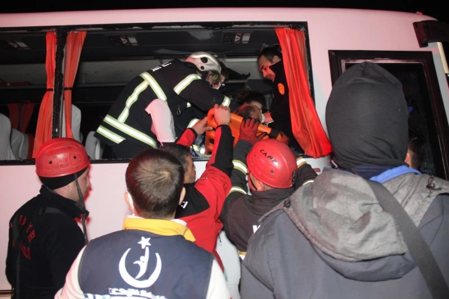 D100’de halk otobüsü tıra çarptı: 6 yaralı