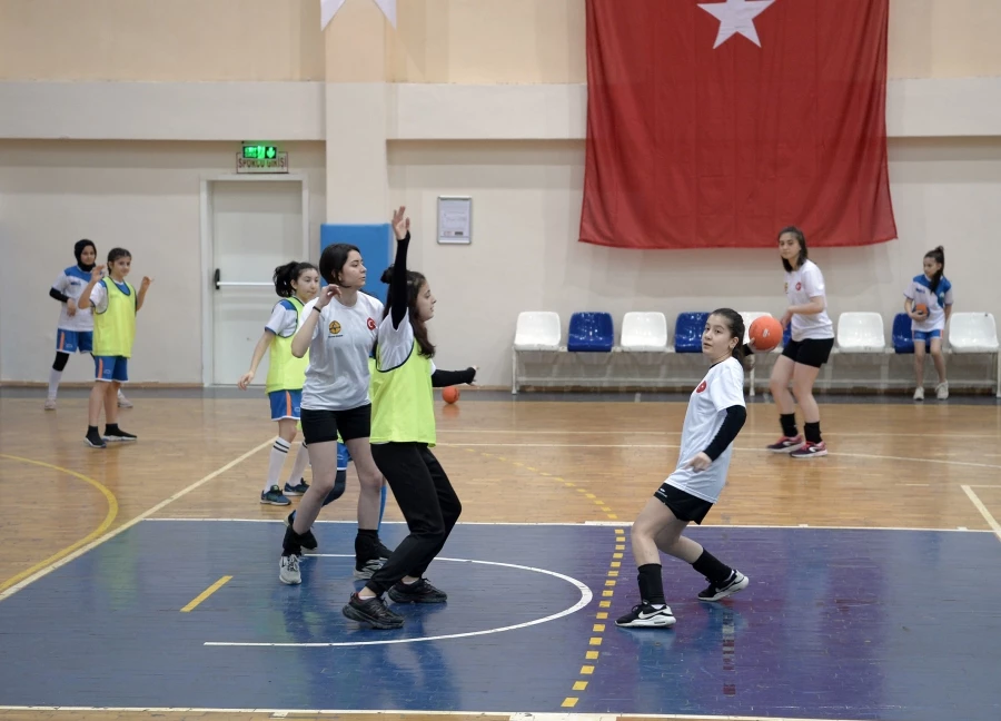 Hentbolun Sultanları Akademide Yetişiyor