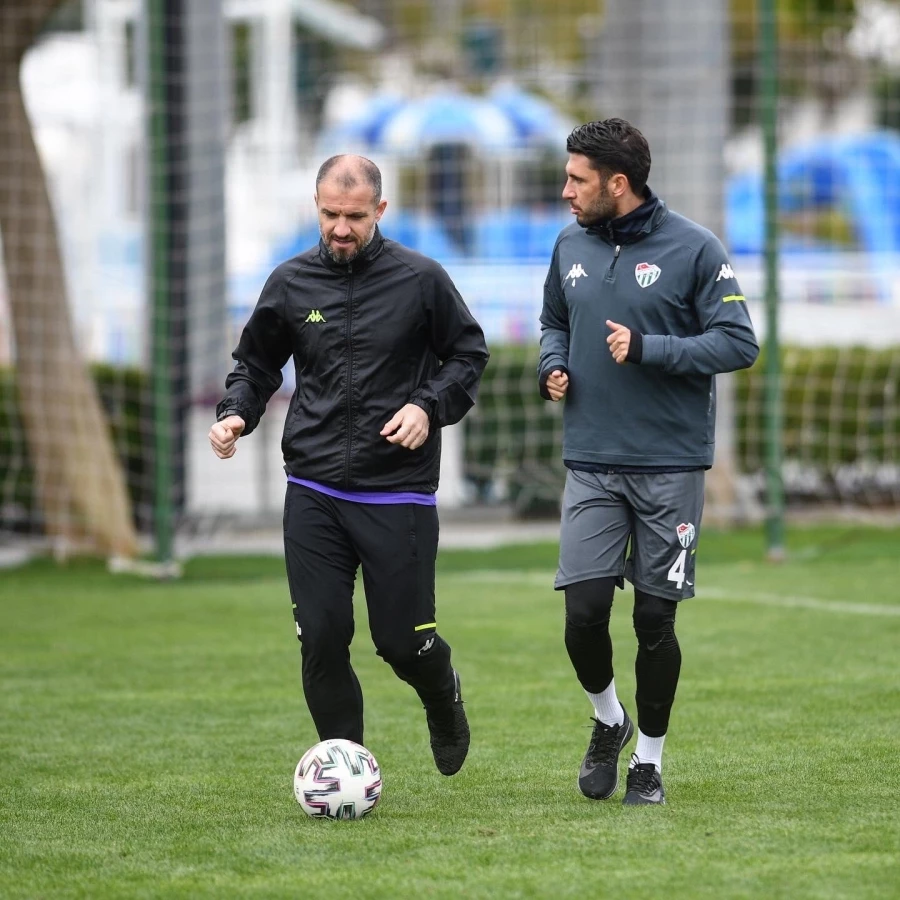  Bursaspor’da 6 futbolcu ve Teknik Direktör Mustafa Er kongreyi bekliyor   