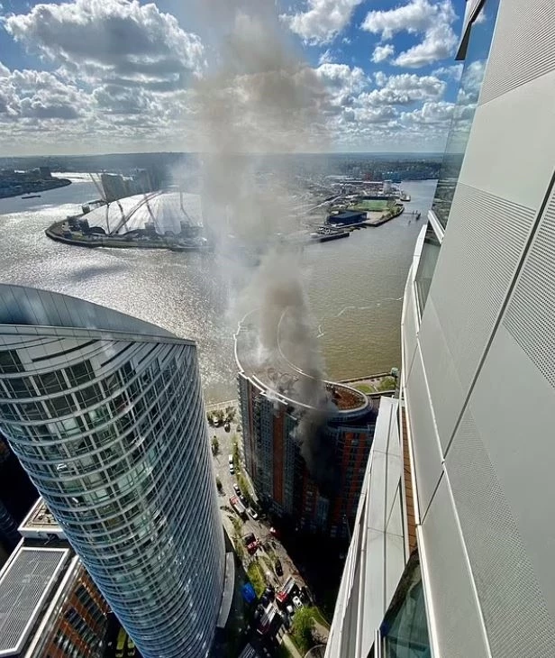 Londra’da 43 katlı apartmanda yangın