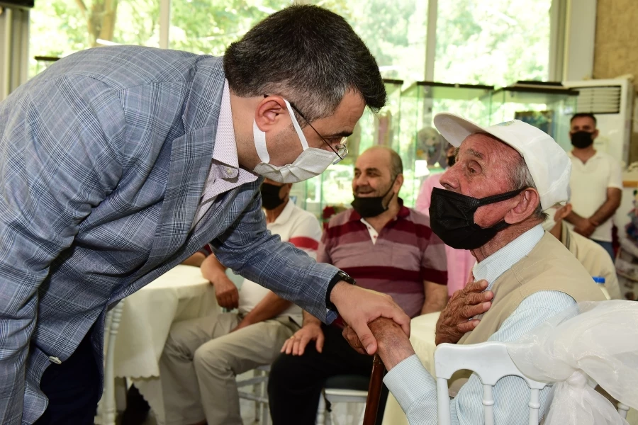 BAŞKAN YILMAZ’DAN HASTANEYE VE HUZUREVİNE BAYRAM ZİYARETİ