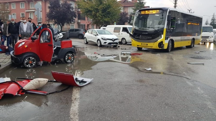 Halk otobüsü ile elektrikli araç çarpıştı: 3 öğrenci yaralandı