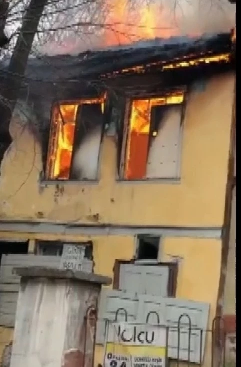 Bursa’da madde bağımlılarının yaktığı iddia edilen metruk binayı stajyer öğrenciler söndürdü