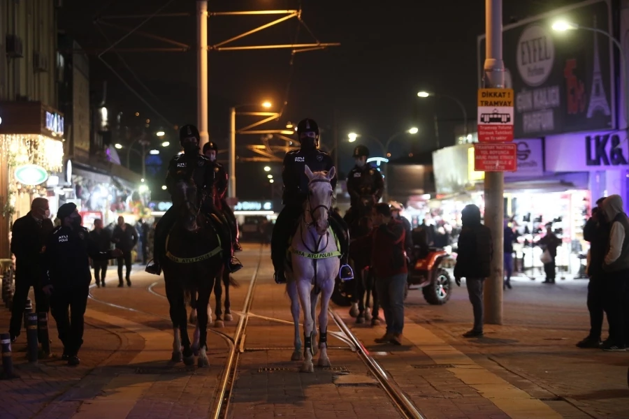 Atlı ve yunus polisleri yılbaşı gecesi Bursa sokaklarında nöbet tuttu 