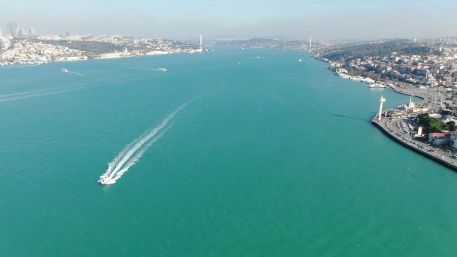 Kar ve fırtına sonrası İstanbul Boğazı turkuaz renge büründü   