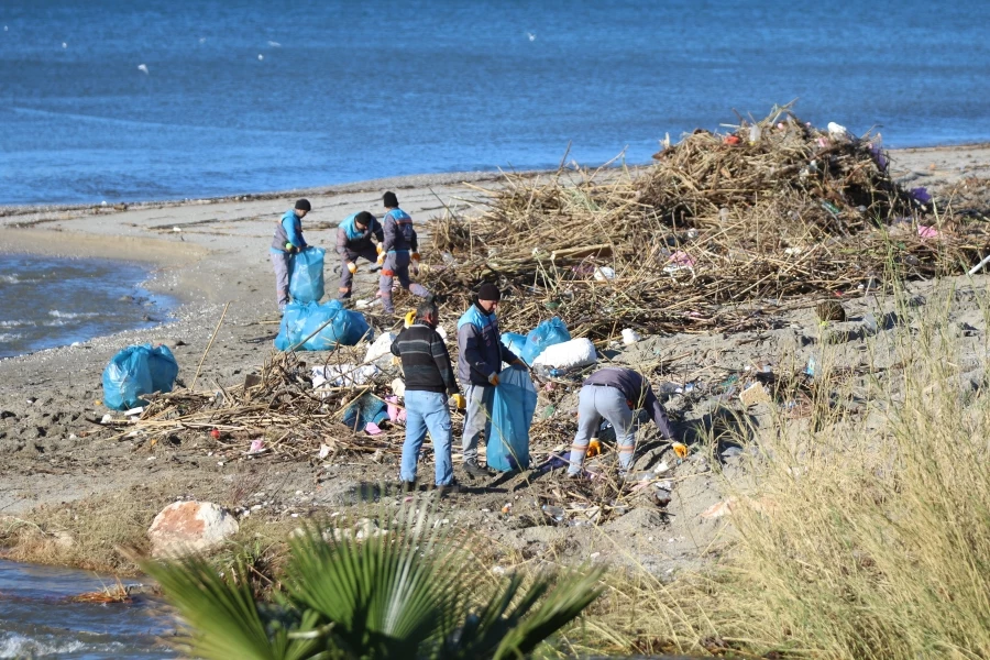 Şiddetli yağış ve fırtınanın ardından Alanya sahilleri atıklarla doldu 