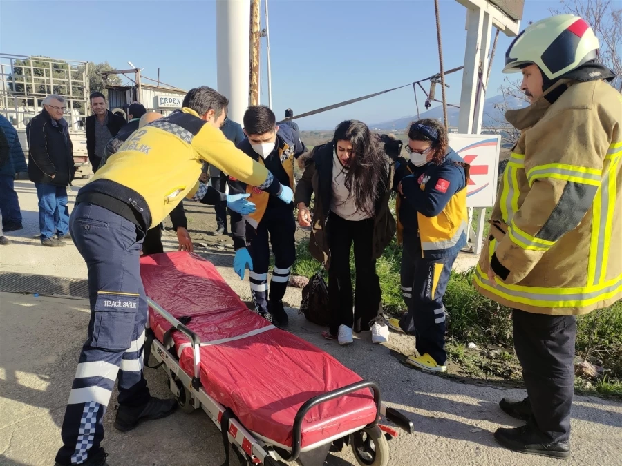 Kırmızı ışıkta duran araca çarptı, 3 İranlı yaralandı 