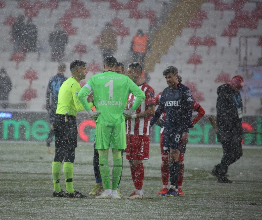 Sivasspor-Trabzonspor maçında yoğun kar yağışı