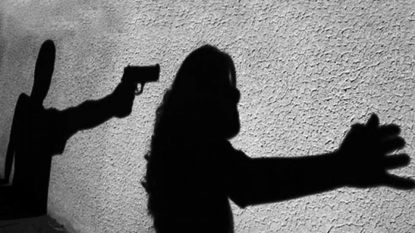 Eşi tarafından sokakta tabancayla vurularak öldürüldü