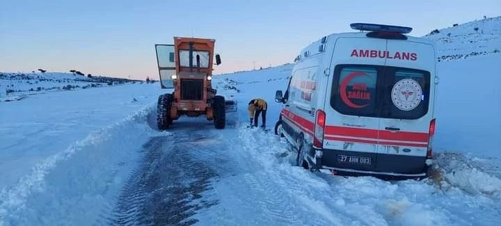Kara saplanan ambulansı karla mücadele ekipleri kurtardı   