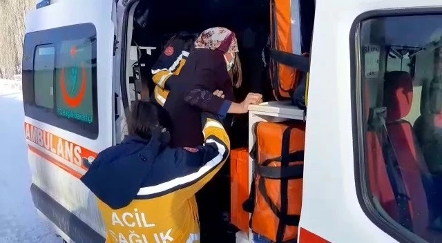 Ambulans mahsur kaldı, yaşlı hastaya ekiplerin çalışmasıyla ulaşıldı   