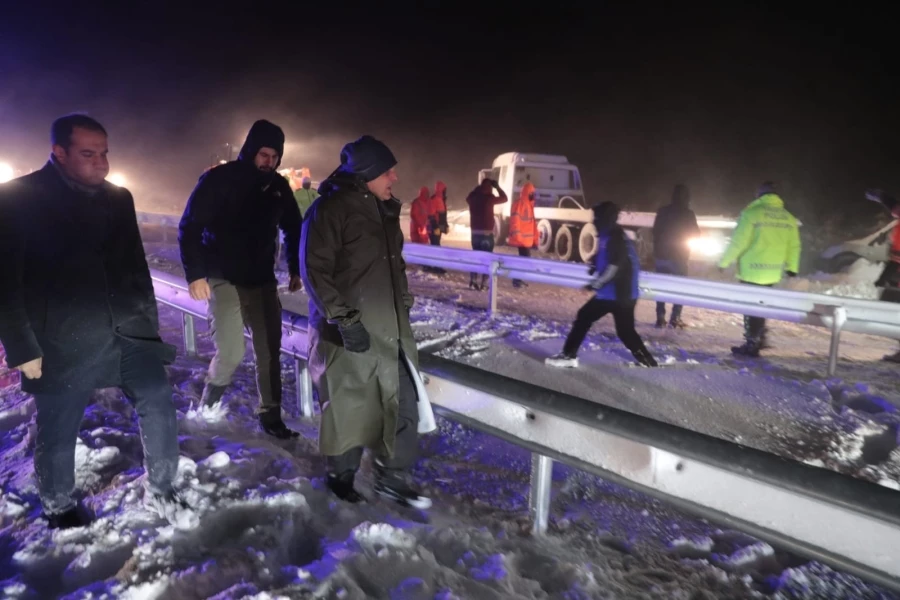 Karda mahsur kalanların imdadına belediye ekipleri yetişti   