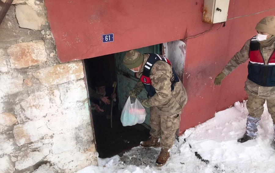 Yaşlı çiftin yardım çağrısına jandarma yetişti   