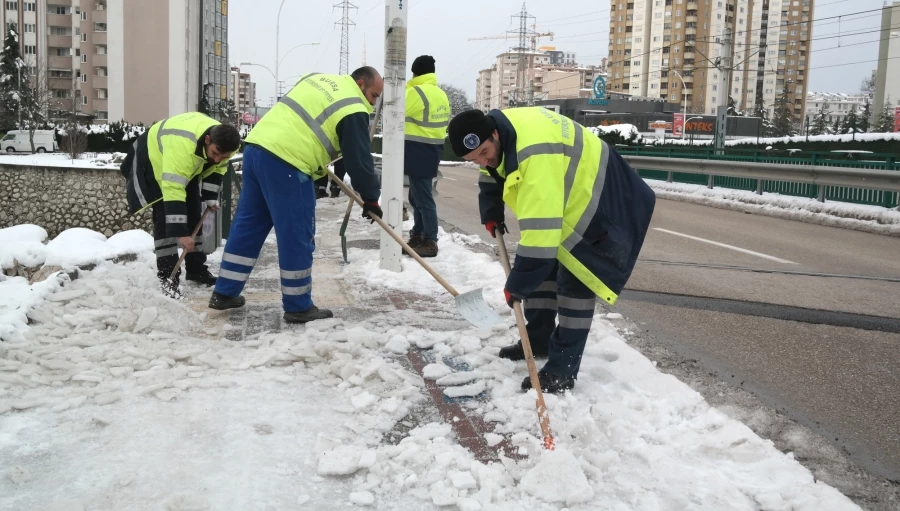 Bursa  Büyükşehir Belediyesi kaldırımlardaki buzlanma olaylarına anında müdahale ediyor.
