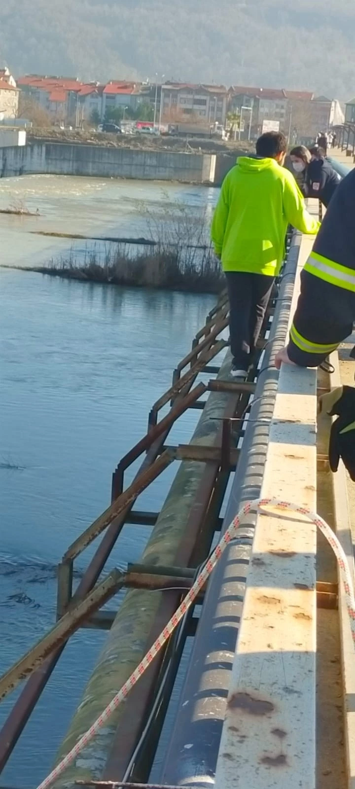 17 yaşındaki genç, intihar etmek için köprüye çıkınca ekipler alarma geçti 