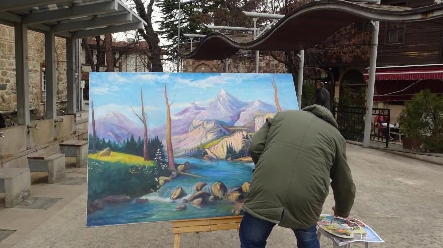 Sanatını Bursa sokaklarında icra ediyor