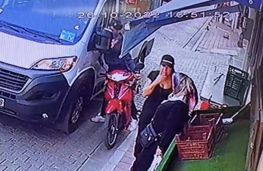 Fatih’te cep telefonu hırsızı, motosikletini kadının üzerine sürerek kaçtı 