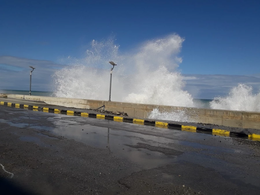 Karadeniz’de 5 metreyi aşan dalgalar sahili dövdü   