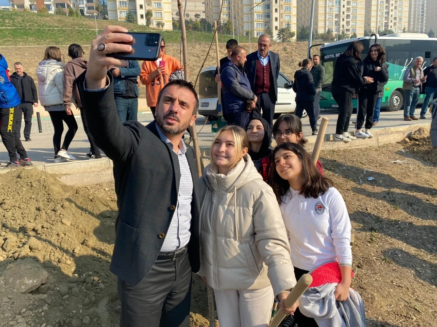 Kestel Belediye Başkanı Önder Tanır, Çocuklarla Birlikte Ağaç Dikti
