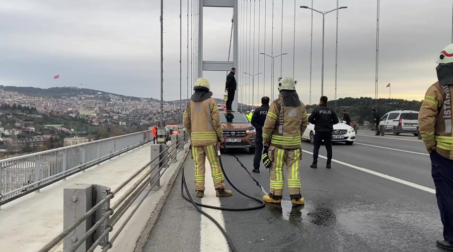 Otomobilin üzerine çıkıp benzin döken şahsa itfaiyeciden 'su sıkma'  müdahalesi