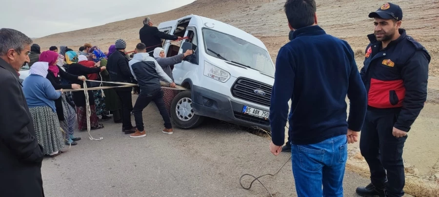 Şarampole yuvarlanmaması için iple minibüsü böyle tuttular 