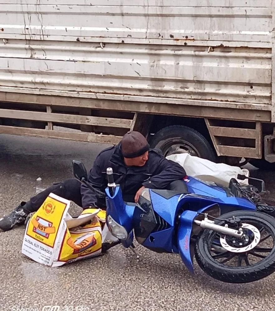 Motosiklet sürücüsü kamyonet altında kalmaktan kıl payı kurtuldu